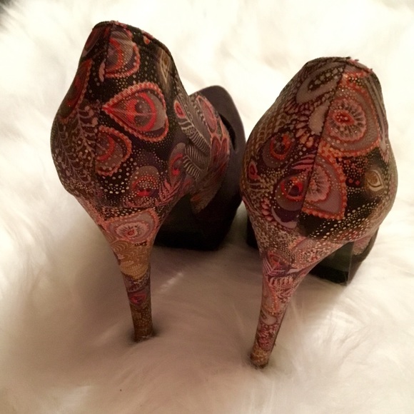 Women Black Multi Colored Heels - Picture 4 of 6